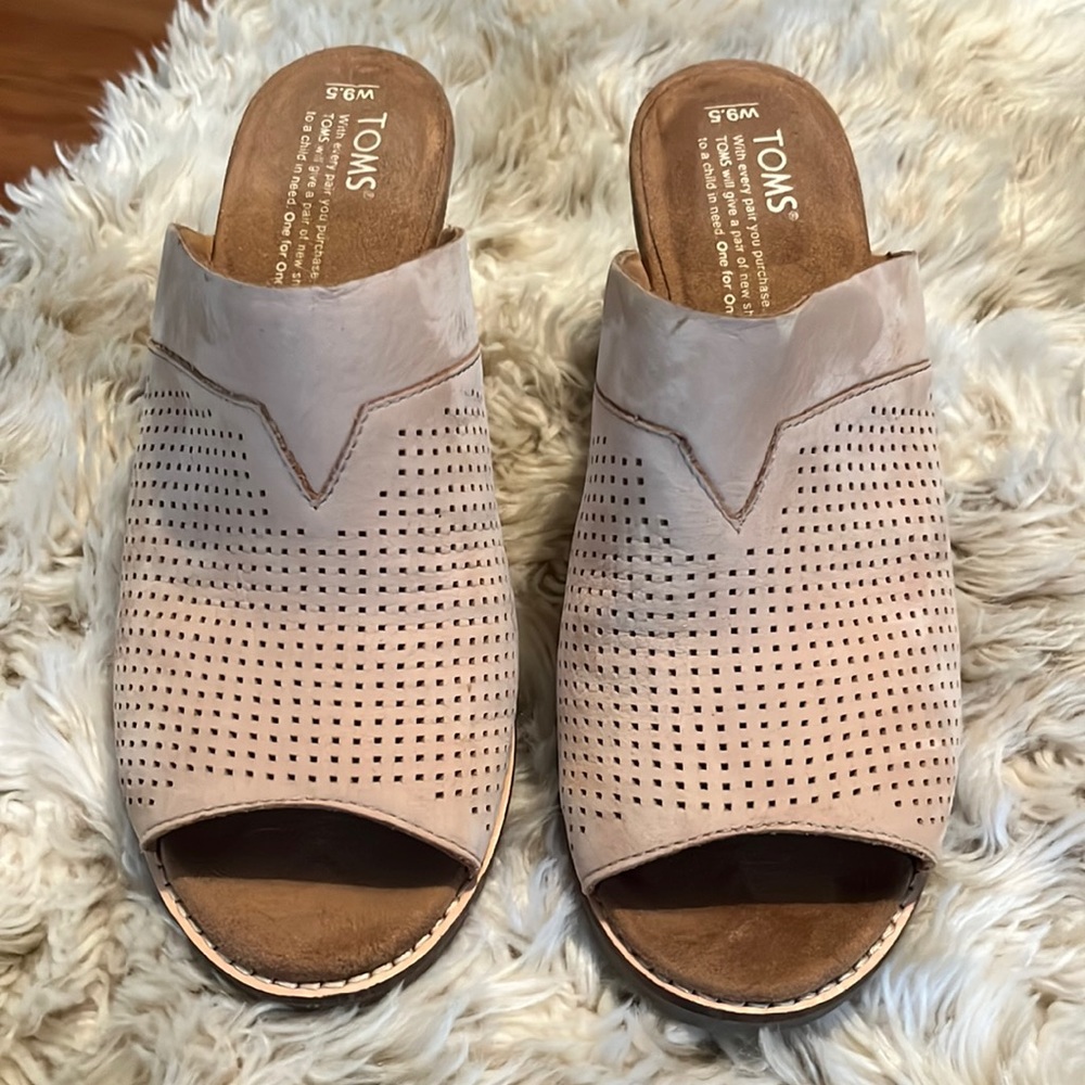 TOMS women’s sandals worn like new size 9.5